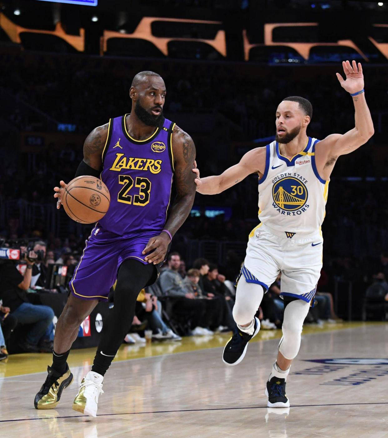 库里三分神技!勇士成功击败湖人 库里三分神技!勇士成功击败湖人