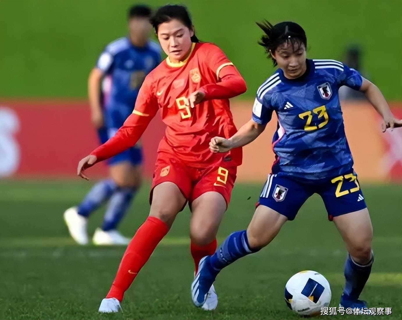 中国女足在比赛中力挫对手,展现出色战术 中国女足在比赛中力挫对手,展现出色战术