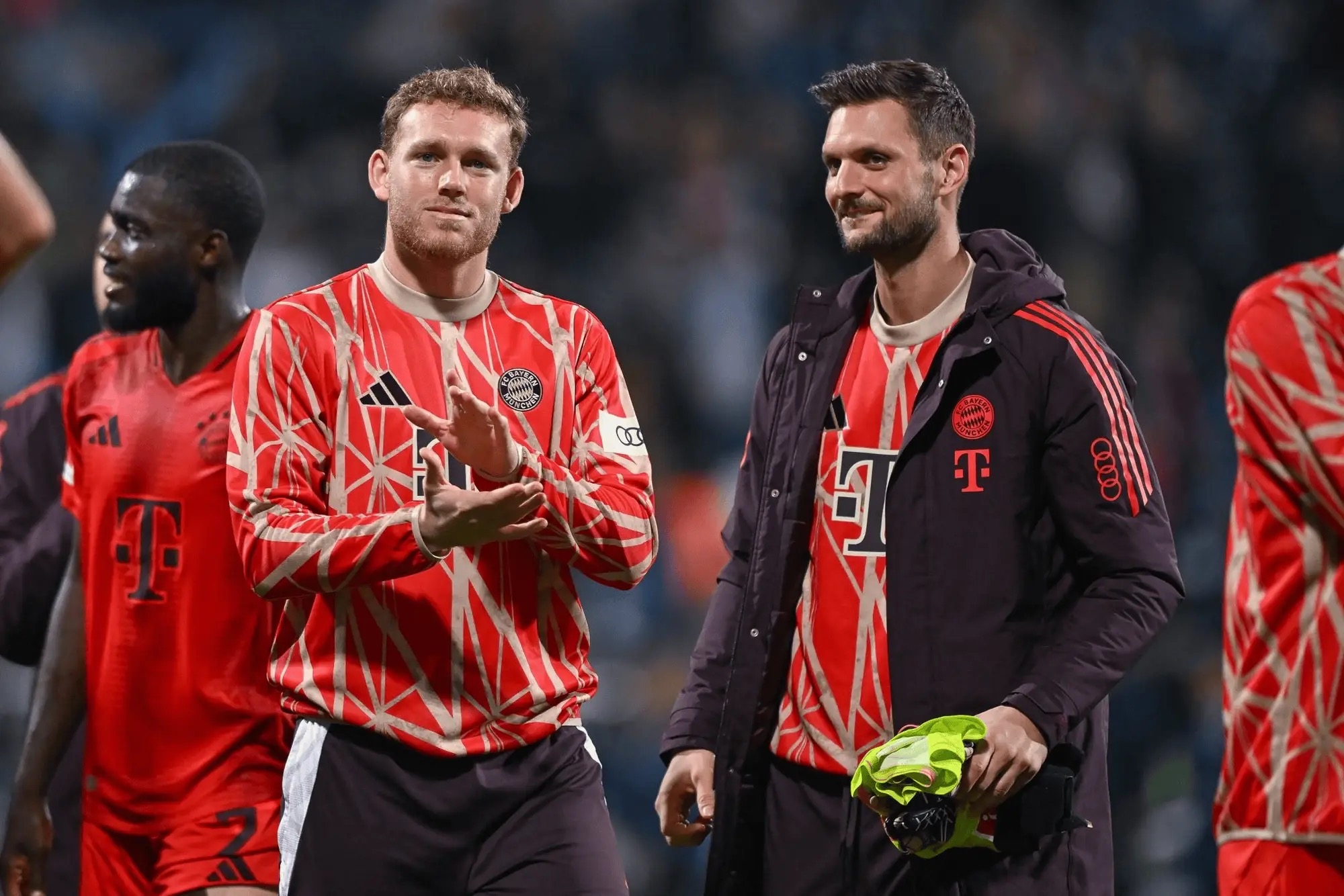 包含拜仁慕尼黑连胜表现出色，稳坐德甲榜首的词条