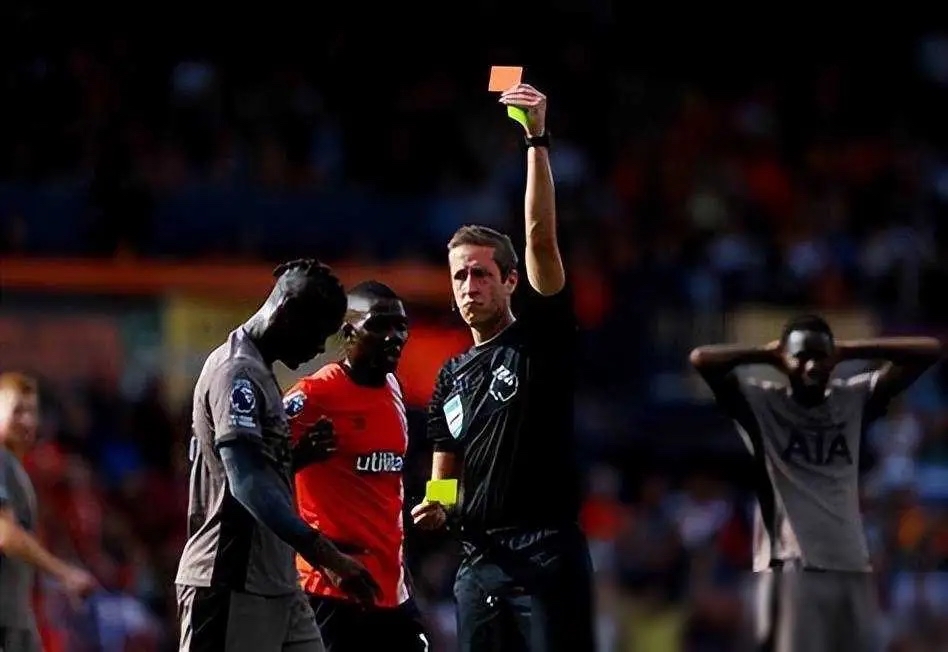 国际比赛吸引球迷目光,球员们展现实力 国际比赛吸引球迷目光,球员们展现实力