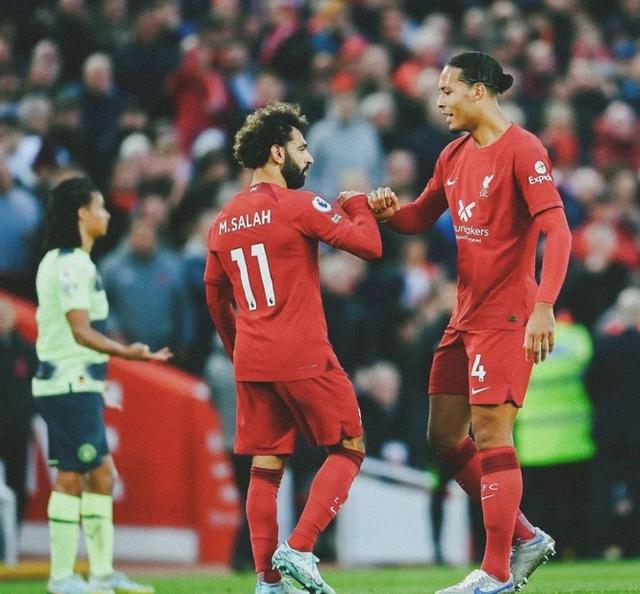 包含利物浦球迷疯狂庆祝，球队晋级欧冠四强的词条