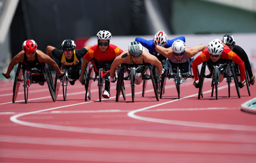 运动员们在赛场上奉献了一场精彩的比赛