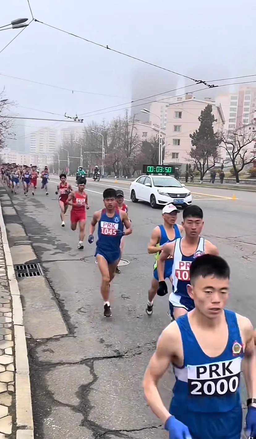 紧张激烈的比赛中，一位运动员展现出色实力