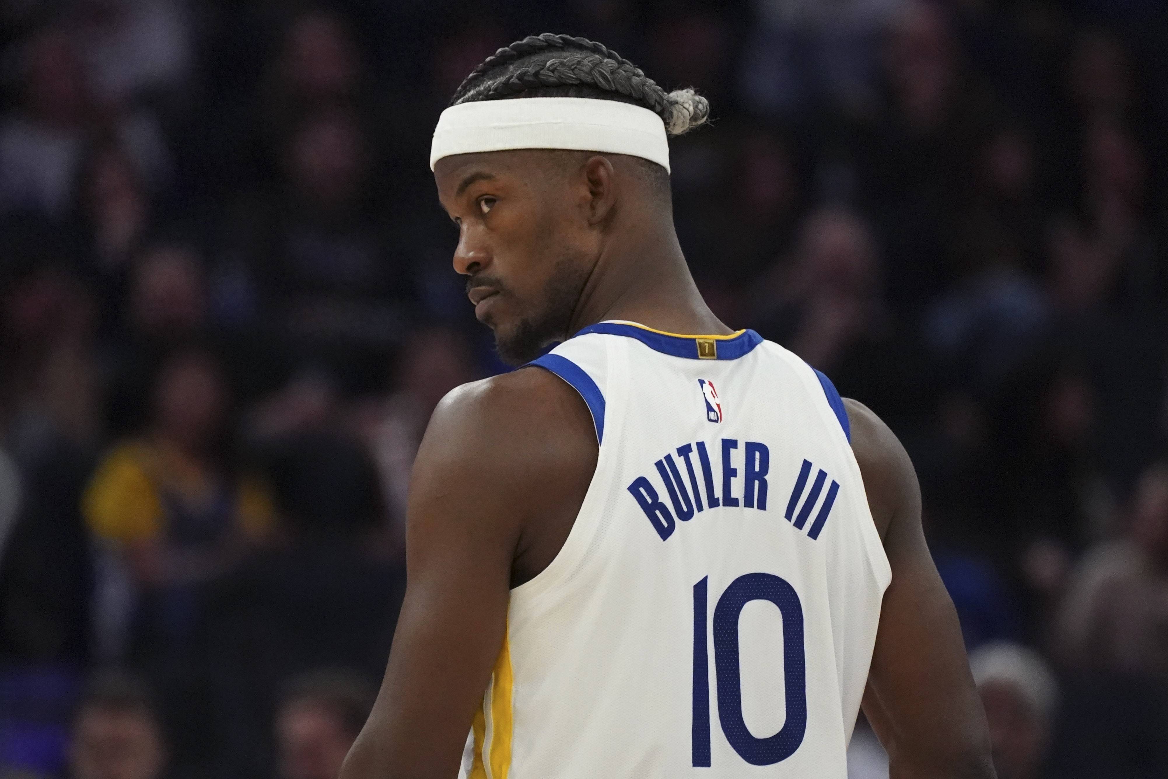 紧张激烈的比赛中，一位运动员展现出色实力