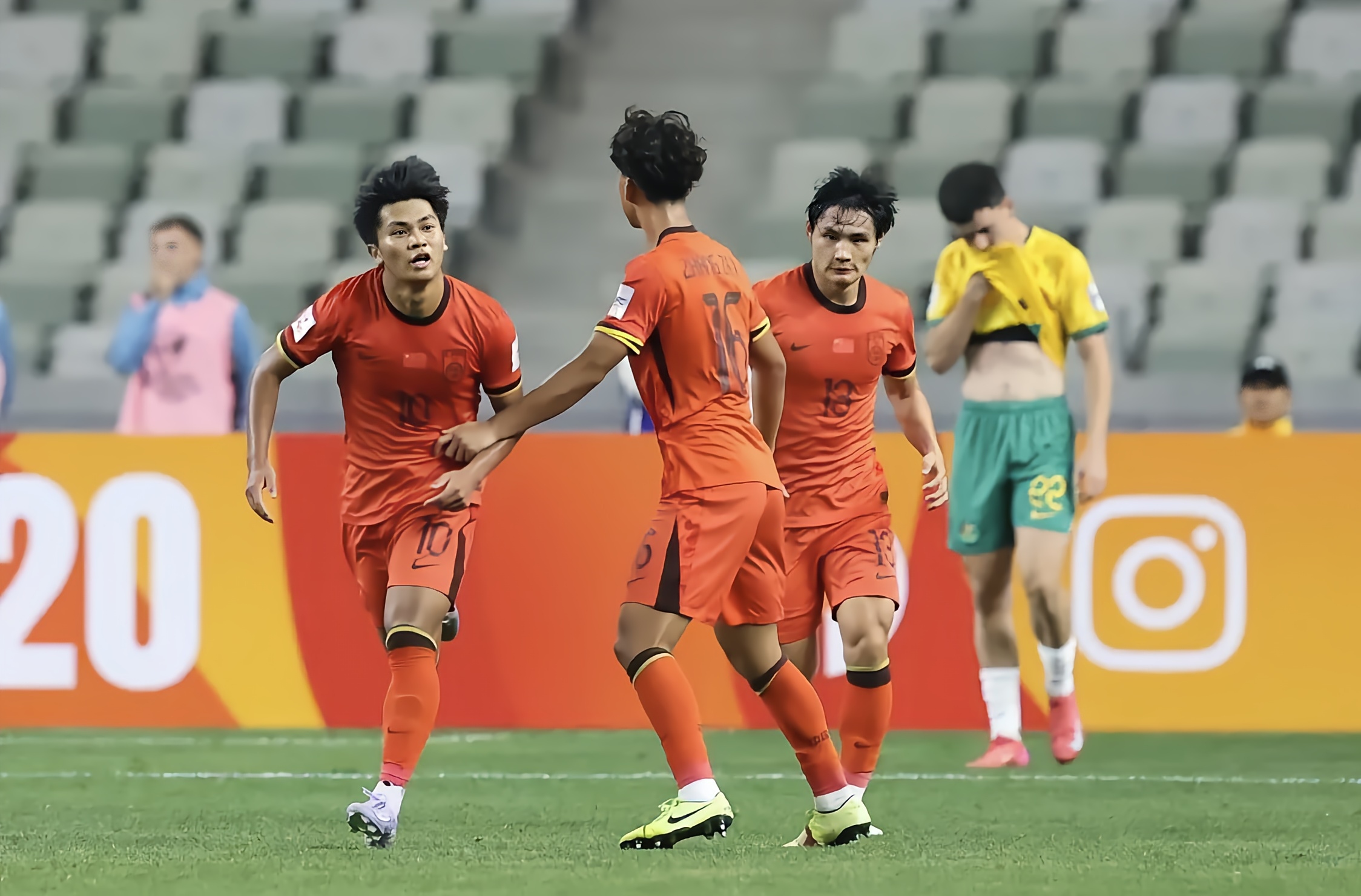 亚洲足球赛场上发生激烈比拼 亚洲足球赛场上发生激烈比拼