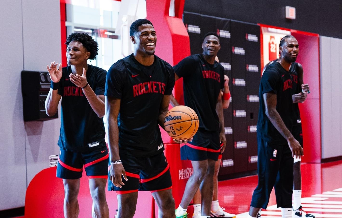 火箭队主教练教练团队备战备忙 火箭队主教练教练团队备战备忙