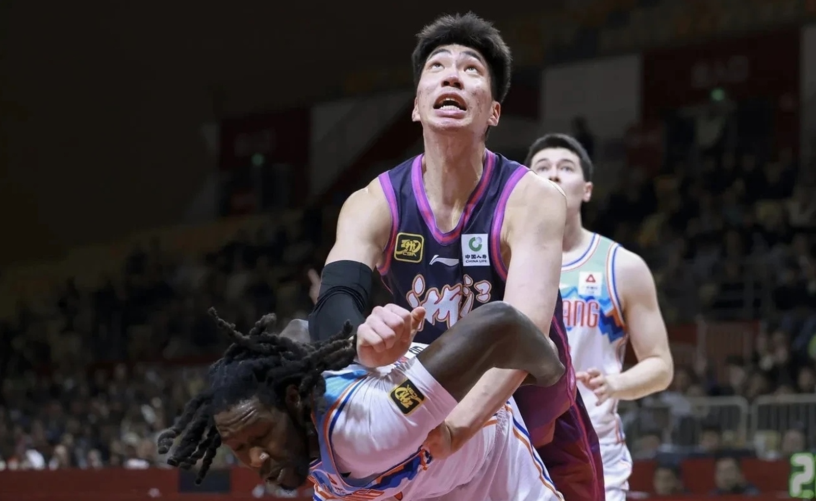 新疆男篮在比赛中展现出强大的快攻战术，赢得胜利的简单介绍