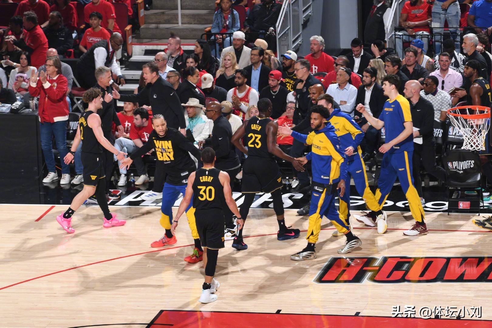 勇士遭逢连败,困境中展现强大团队凝聚力 勇士遭逢连败,困境中展现强大团队凝聚力