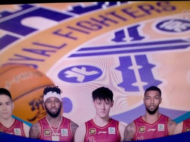 球队面对强敌,经历激战最终胜出 球队面对强敌,经历激战最终胜出