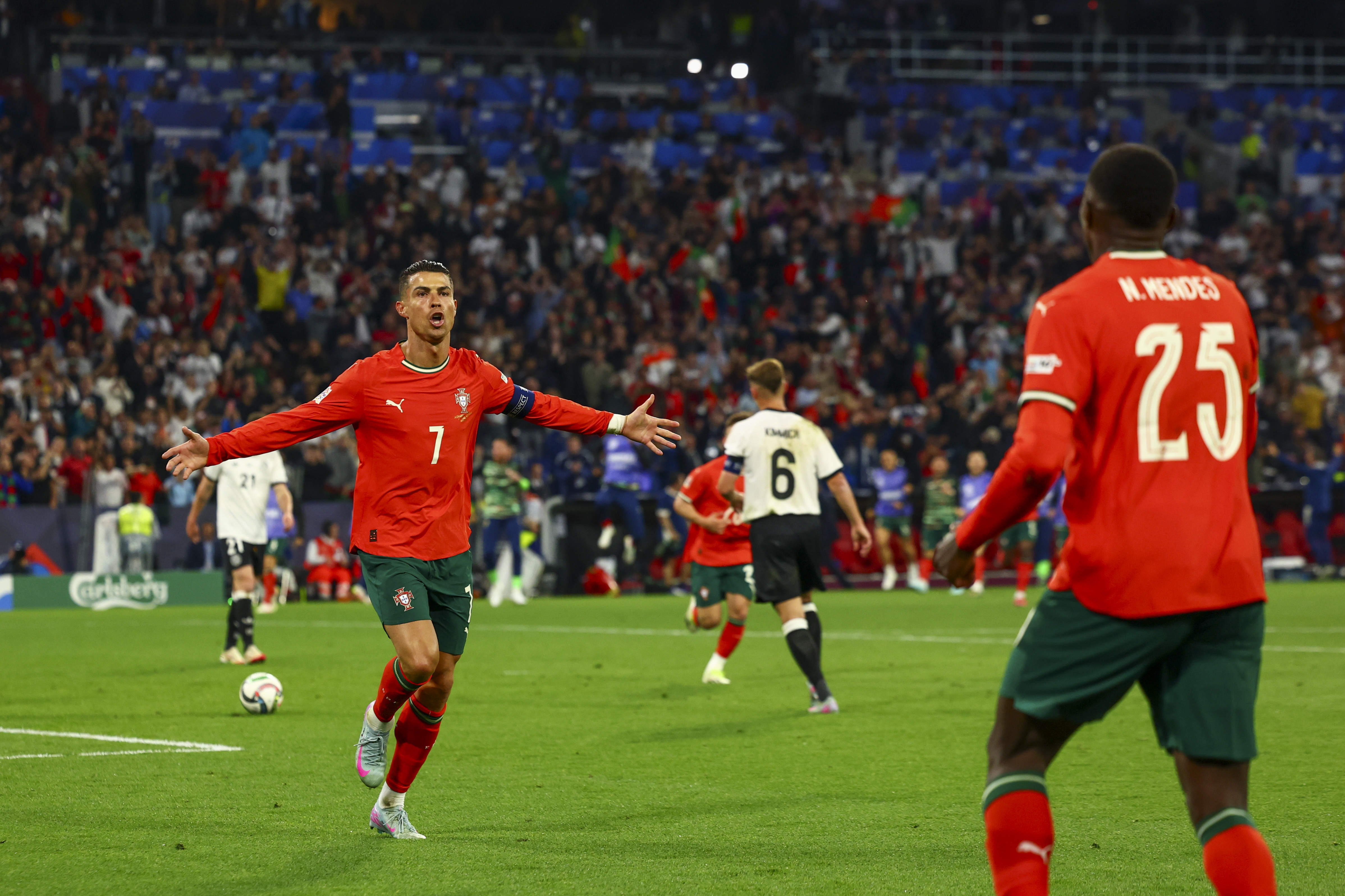 葡萄牙队小组赛取胜,闯入国际赛场淘汰赛 葡萄牙队小组赛取胜,闯入国际赛场淘汰赛