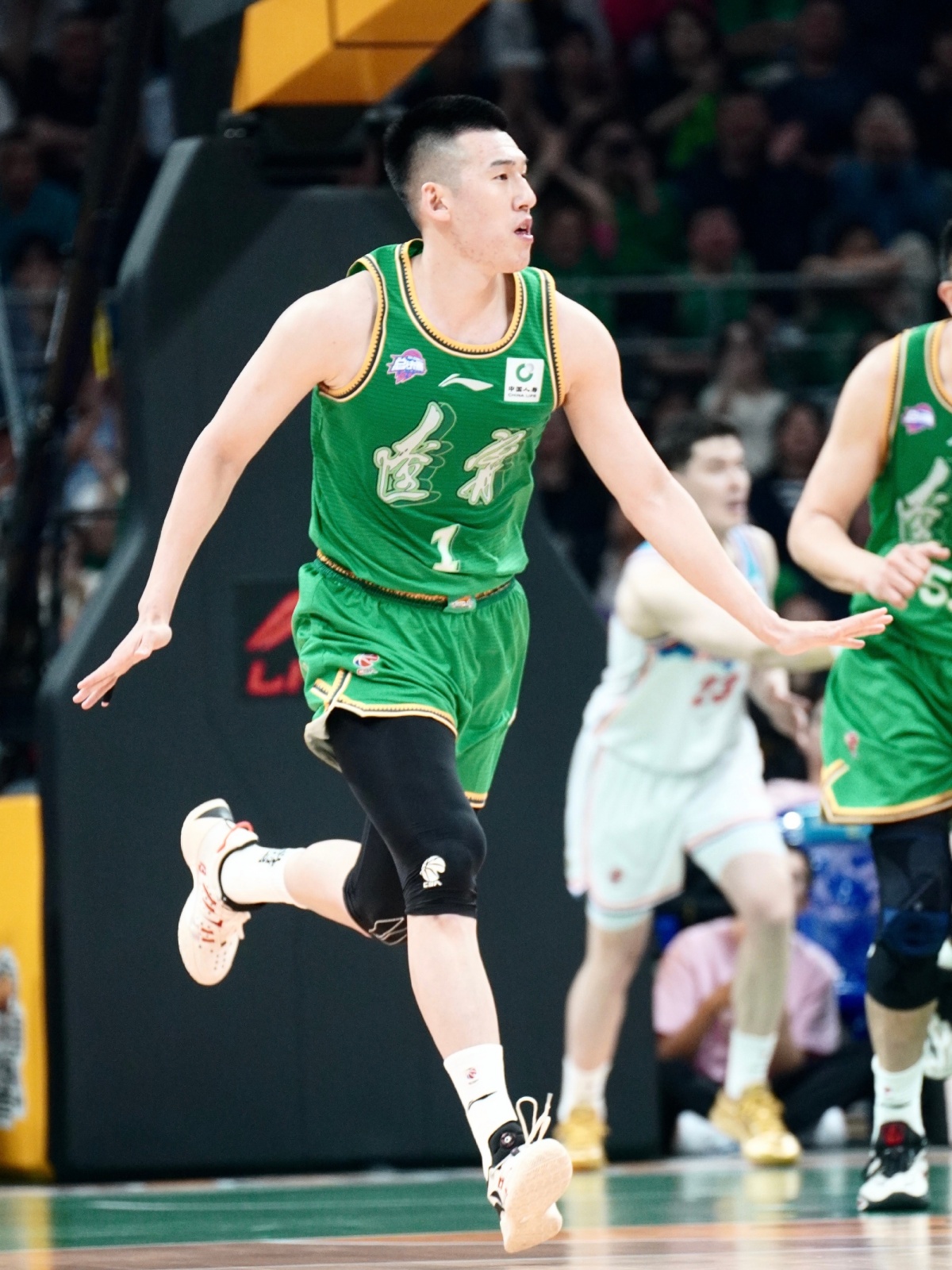 大理男篮大获全胜,登上领先位置 大理男篮大获全胜,登上领先位置