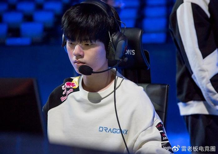 FLY险胜MAD,Deft团战一打五入围赛3:1(上海) FLY险胜MAD,Deft团战一打五入围赛3:1(上海)