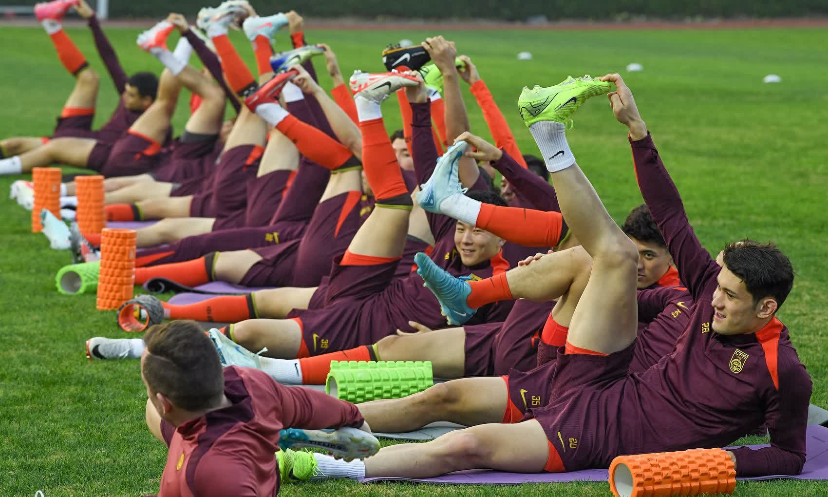 足球盛会即将举行,球队全力备战 足球盛会即将举行,球队全力备战