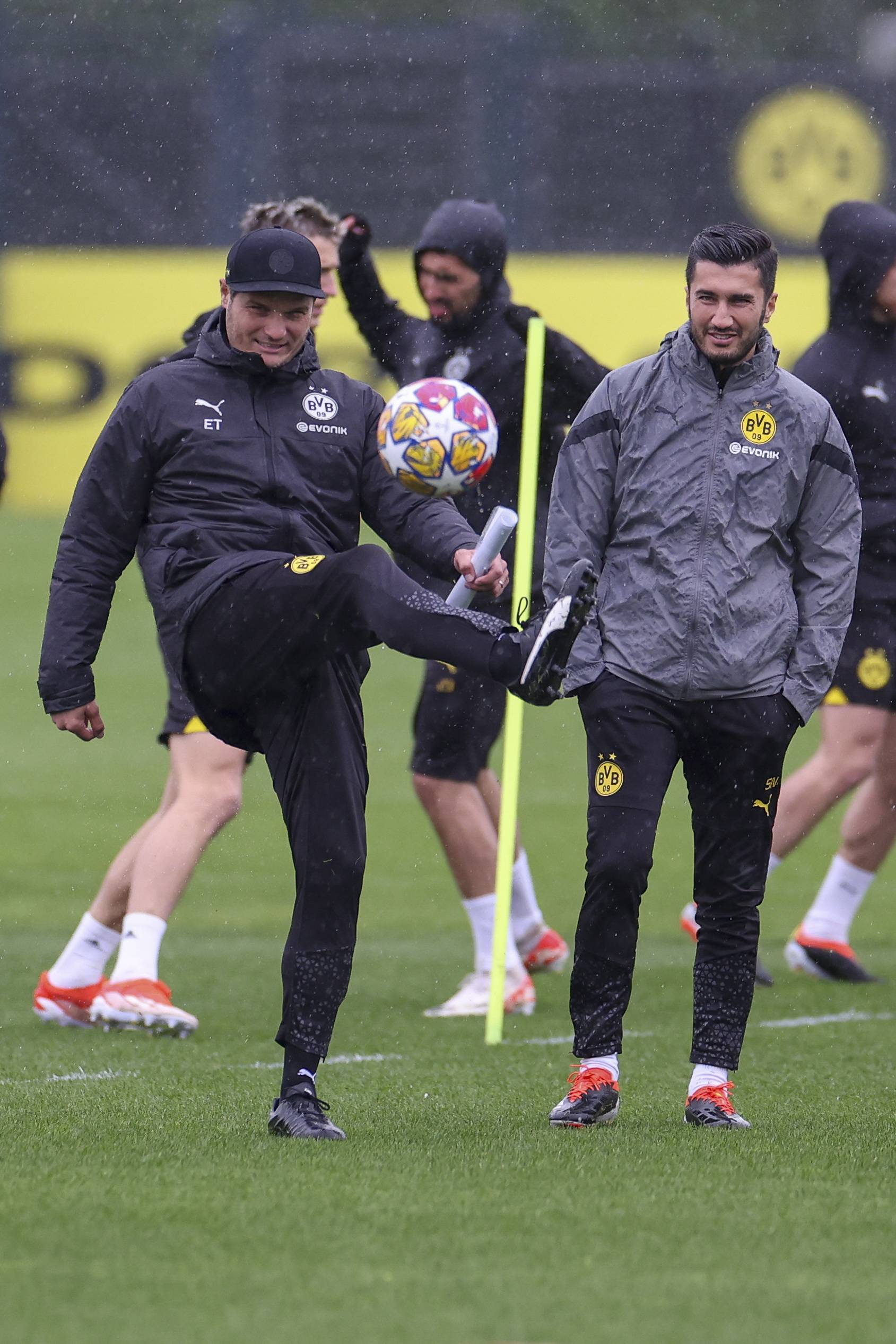 关于多特蒙德球员家庭参观训练基地,欢乐一番的信息 关于多特蒙德球员家庭参观训练基地,欢乐一番的信息