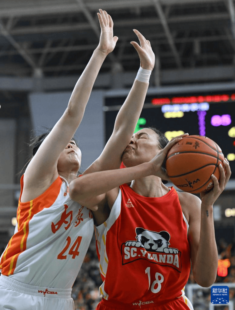 CBA球员在赛后庆祝胜利情绪高昂 CBA球员在赛后庆祝胜利情绪高昂