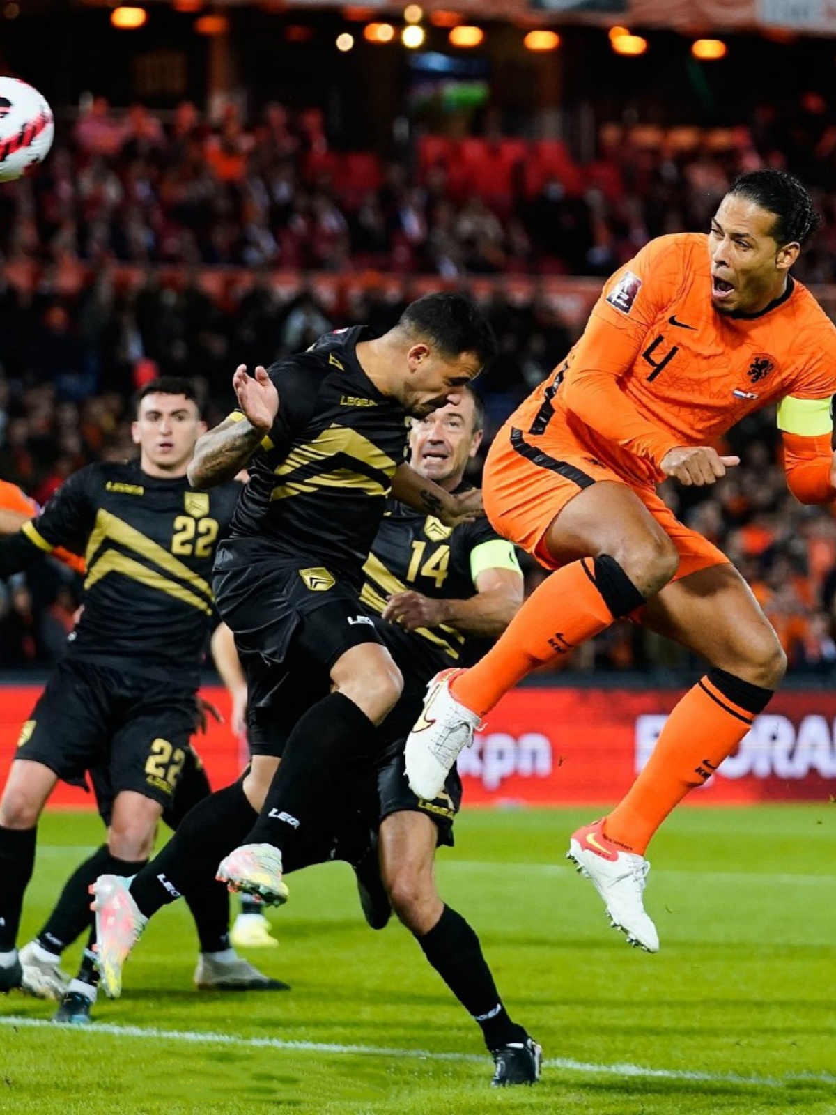 AC米兰鏖战莱比锡红牛,范戴克高光表现 AC米兰鏖战莱比锡红牛,范戴克高光表现